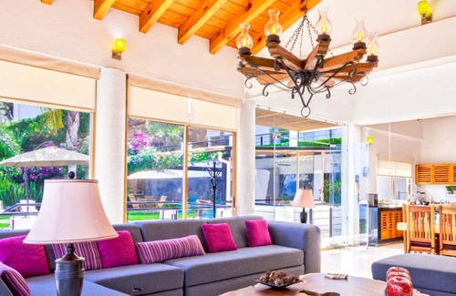 El Santuario House | NEW Lakeview Heated Pool & Whirlpool Trampoline