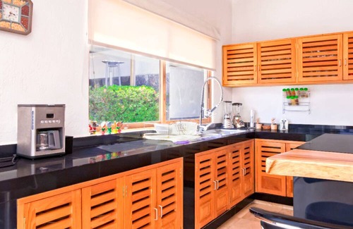 El Santuario House | NEW Lakeview Heated Pool & Whirlpool Trampoline