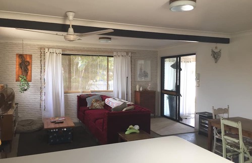 Golden Beach Villa | Your Summer Holiday: Walk to Beach Pet Friendly