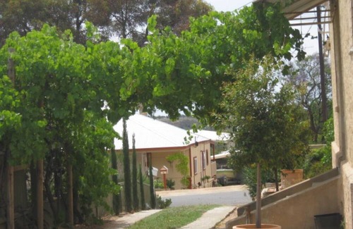 Waikerie Apartment | 2 Bedroom Apartment Town Centre. Older style cottage with 2 separate apartments