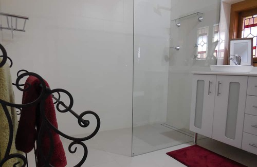 Waikerie Apartment | 2 Bedroom Apartment Town Centre. Older style cottage with 2 separate apartments