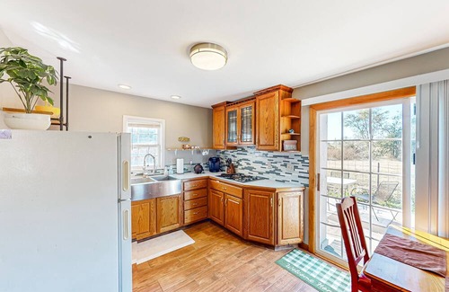 Tower Heights Cottage | Vintage Route 66 cottage with deck, views, yard games - near downtown
