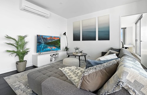 Richmond North Apartment | Modern Apartment with 180° Balcony Views Overlook Melbourne City W/Free Parking