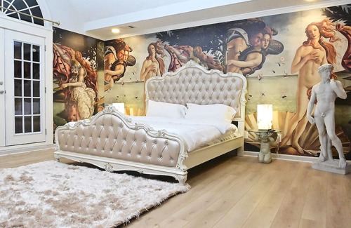 Mableton House | Ophelia Palace , Content House, Unique, Stylish. Luxury, Photoshoot house.