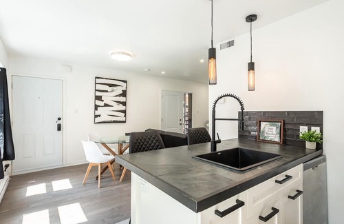 Saint Henri Condo | Charming 2-Bed Apt Near Atwater Market and Dtown With Parking and Metro