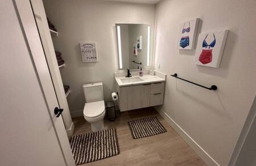 Waterfront Apartment | LUX walk Conv Ctr Free Park Wi-Fi EV Gym Pool D
