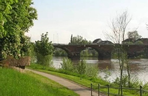 Mitte Apartment | Dreibettzimmer mit Dusche und WC