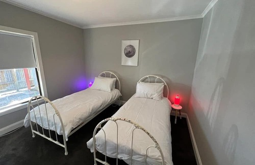 Cavendish House | Family friendly cosy cottage. A short walk to the famous Bunyip Hotel