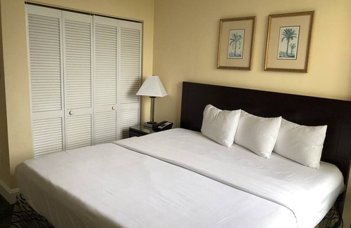 Coconut Grove Condo | Stay in a Historic Coconut Grove1/1 Condo! Pool + Gym + Sauna + Restaurant