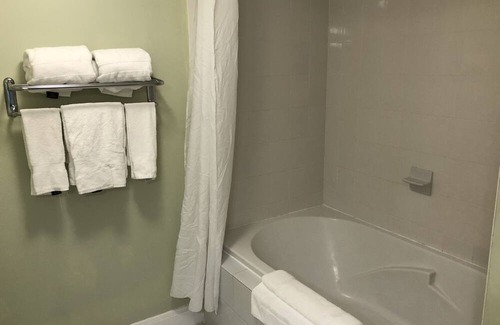 Coconut Grove Condo | Stay in a Historic Coconut Grove1/1 Condo! Pool + Gym + Sauna + Restaurant