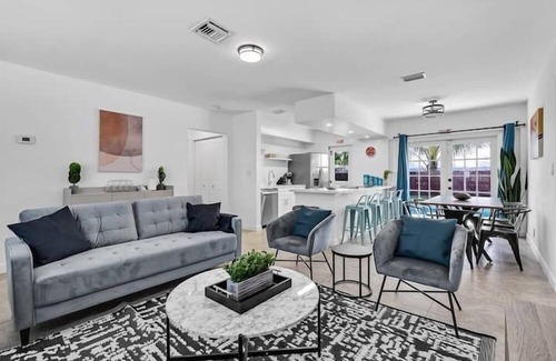 West Hollywood Apartment | 3 Bedroom 722432 by Houzlet