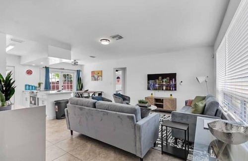 West Hollywood Apartment | 3 Bedroom 722432 by Houzlet