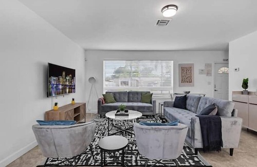 West Hollywood Apartment | 3 Bedroom 722432 by Houzlet