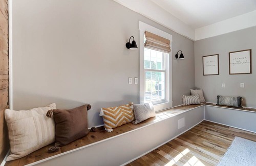 Burlington House | Cozy home! Just 11 minutes to Creation Museum. Walk to restaurants and more!