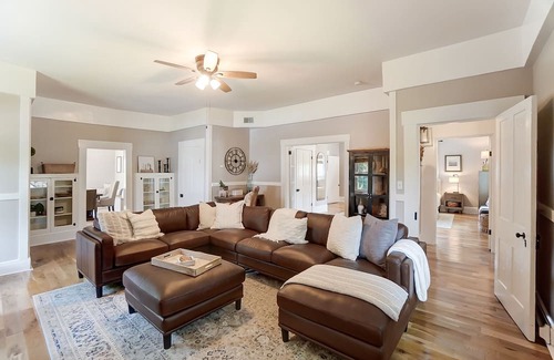 Burlington House | Cozy home! Just 11 minutes to Creation Museum. Walk to restaurants and more!