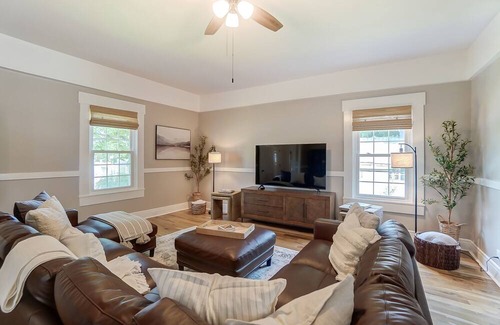 Burlington House | Cozy home! Just 11 minutes to Creation Museum. Walk to restaurants and more!