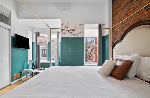 H Street Corridor Bed & Breakfast | The London Flat! - Capital Hill DC
