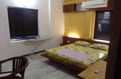 Besant Nagar Apartment | Besant Nagar, Fully Furnished Accommodates 6 adults-Wireless Internet ready