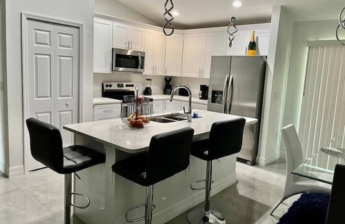 Sunshine Apartment | 3 Bedroom 719092 by Houzlet
