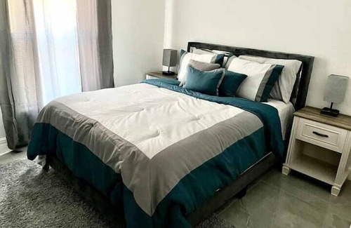 Sunshine Apartment | 3 Bedroom 719092 by Houzlet