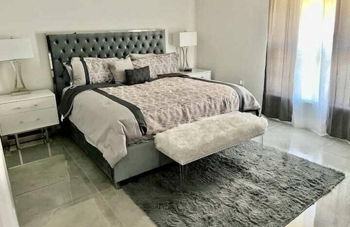 Sunshine Apartment | 3 Bedroom 719092 by Houzlet