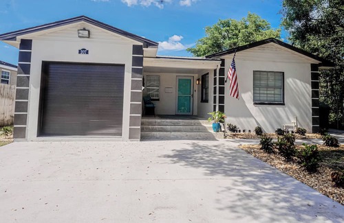Old Seminole Heights House | 4-bedroom vacation home near Tampa Riverwalk - 6-minute drive
