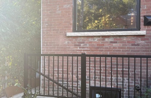 Blake - Jones Apartment | Welcoming Retreat for Guests, Students & Professionals – Where City Meets Nature