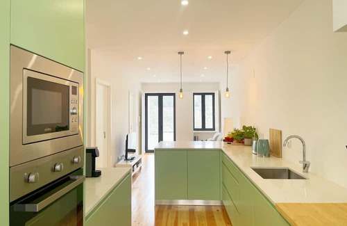Covilha Apartment | Apartment in the former working-class neighborhood linked to the wool industry. The bright living room and decor featuring burel pieces evoke the city's history. A fully equipped kitchen, two comfortable bedrooms, and ensure an autentic stay.