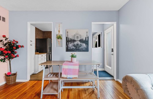 Southwest Edmonton House | 5BR Home | Two Private Suites, Perfect for Groups