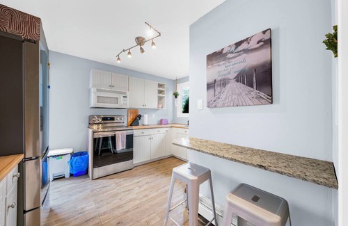 Southwest Edmonton House | 5BR Home | Two Private Suites, Perfect for Groups