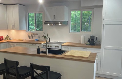 Saint-Pierre-de-l'lle-d'Orleans Ski Chalet | Renovated country home on Île d'Orléans/La Maison Blanche