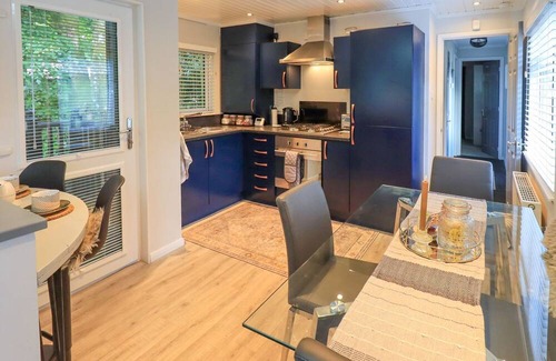 Troutbeck Bridge Cottage | EVERMORE LODGE, family friendly, with pool in Windermere