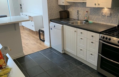 Atlantic Wharf House | Cardiff Central 3-bed Home | Parking | Garden Pool Table