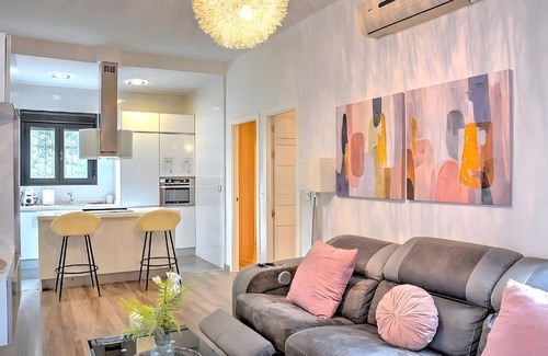 Ciudad Jardin Apartment | Apartment 'Gran Plaza Luminoso' with Balcony, Wi-Fi and Air Conditioning