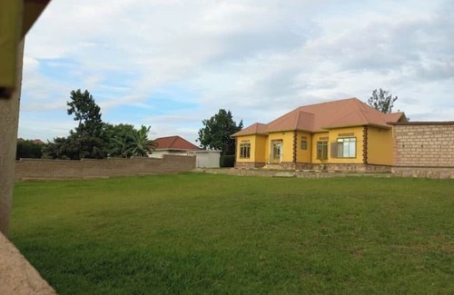 Kinazi House | Cheerful home in Nyamata