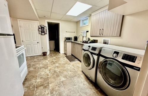 St. Albert House | Beautiful Suite with Fenced yard + in suite Kitchen and Laundry