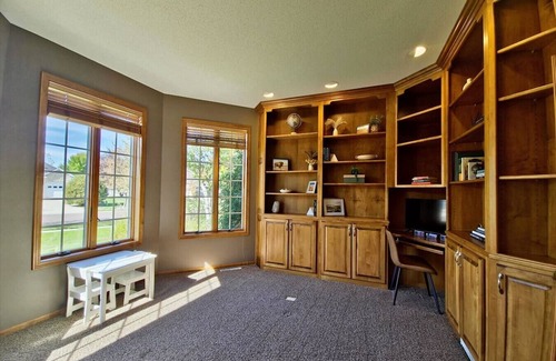 Fargo House | Luxury 6BR Home in Desired Neighborhood