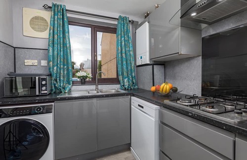 Sheffield House | House -Sleeps 8, parking, suitable for contractors