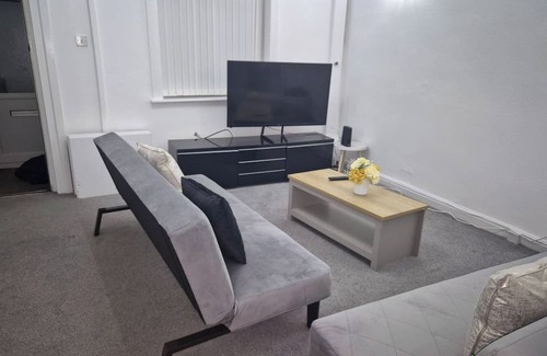 Ashton-under-Lyne House | 2-Bed - Sleeps 6 - Free Parking