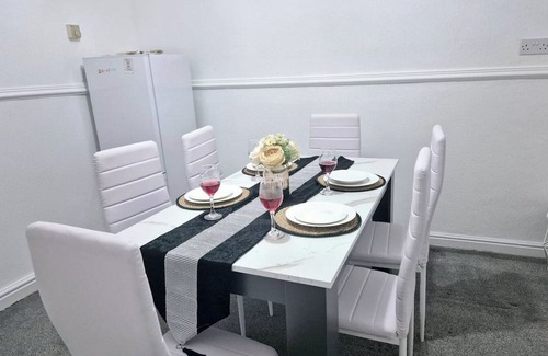 Ashton-under-Lyne House | 2-Bed - Sleeps 6 - Free Parking