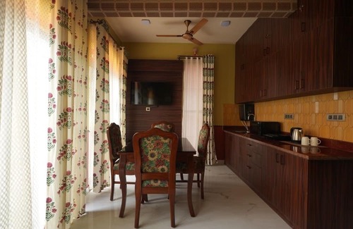 Cooke Town Apartment | Luxe 1BHK Suite :Cooke Town : King bed, WFH, balcony, AC, wifi, power bkp, LGBT+