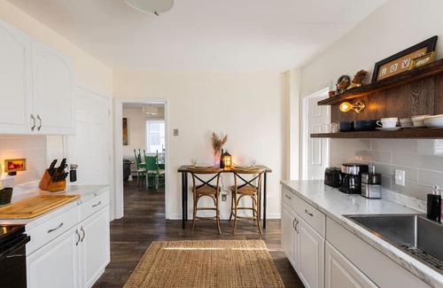 Killara Apartment | Private Modern 1st Flr 3 Bed Apt Close to Downtown