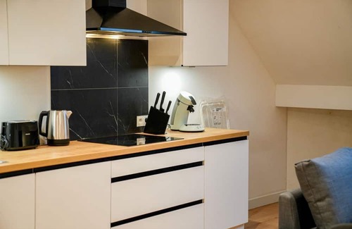 Bloemekenswijk Apartment | Modern 1BR & 1LR Apartment | 15-Min Walk to Rabot