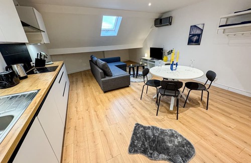 Bloemekenswijk Apartment | Modern 1BR & 1LR Apartment | 15-Min Walk to Rabot