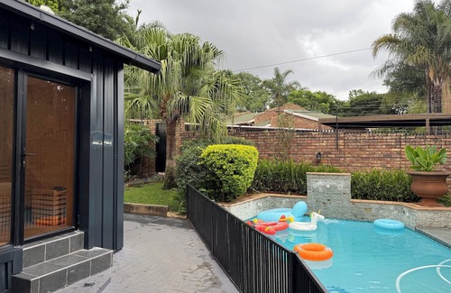 Moreleta Park House | Gorgeous cozy Modern interior 5-bed guesthouse with AC, pool, sauna in Pretoria