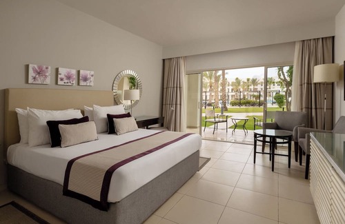 Marsa Matruh Hotel | Stylish Ground Floor Room 3 Min Away from Almaza's Golden Sands - Free Breakfast