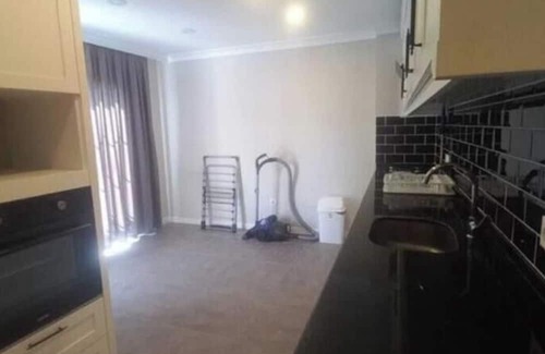 Gaziosmanpasa Apartment | Spacious 6-bedroom apartment in serene Istanbul with AC