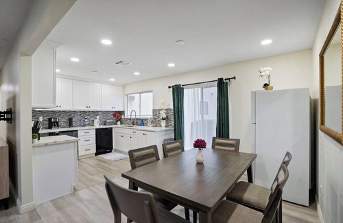 Cypress Apartment | Spacious 3 bedroom/5 beds near Disneyland/Central OC: 15 minute drive to Disney