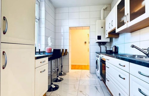 Liesing Apartment | Bright Room in Shared Apartment | Walk to Kaufpark