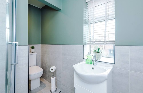 Broadheath House | Modern 2 Bedroom House Near Manchester Airport with Free Parking by Eason Stays